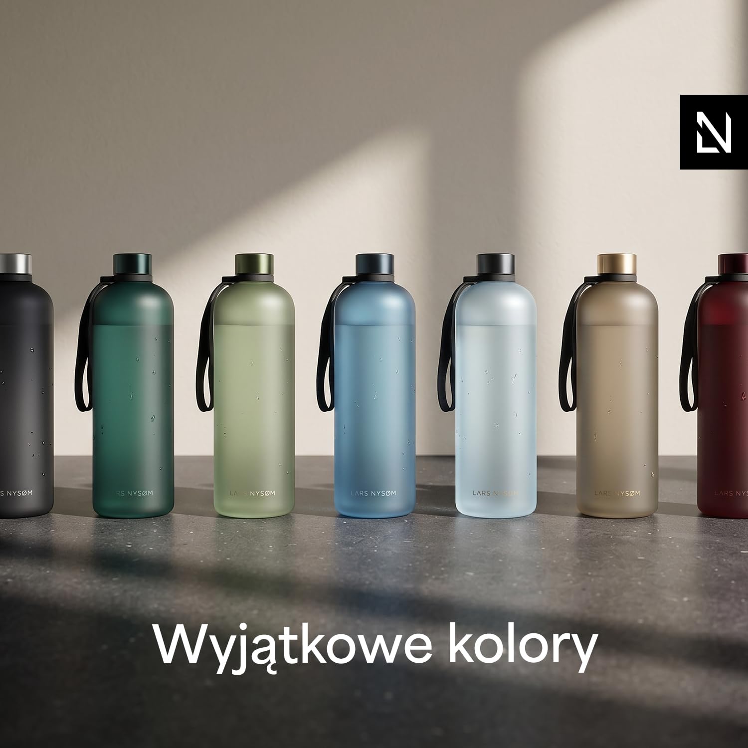 LARS NYSØM Butelka na wodę 1 5l | Butelka na wodę | Ultralekka flaszka sportowa | Odpowiednia do napojów gazowanych - do sportu, biura, jogi | 2 pokrywki w zestawie (Green - Gold, XL 1500ml)