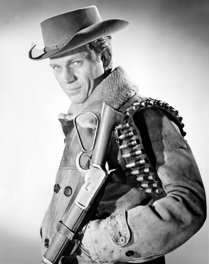 Amazon.com: Publicity still of Steve McQueen with a gun Photo