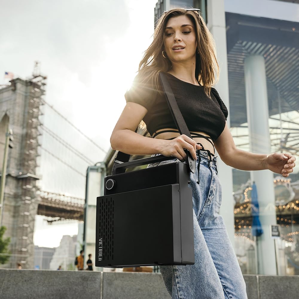 Victrola Revolution GO Tragbarer Bluetooth-Plattenspieler Mit Akku, 12 Std. Laufzeit, 3 Geschwindigkeiten, Riemenantrieb, RCA-Ausgang & 3,5-mm-Kopfhöreranschluss (Schwarz)