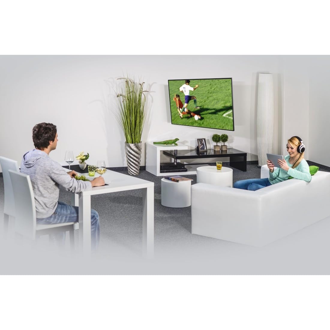 Hama TV Wandhalterung schwenkbar, neigbar, ausziehbar (TV Wandhalterung 90 Zoll, VESA 200x200 bis VESA 600x500, bis 50 kg, Kabelmanager, mit Fischer Dübeln) schwarz