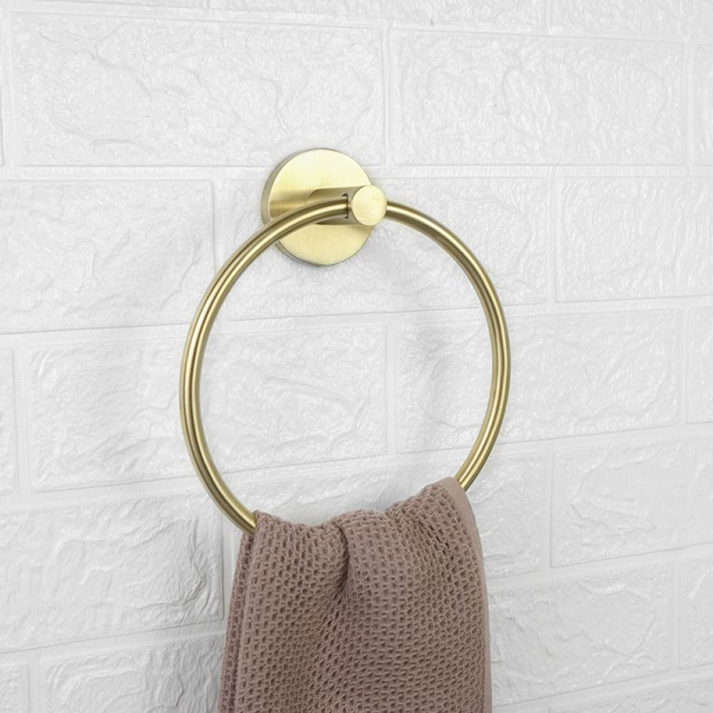 Anneau de serviette or brossé pour une routine bien-être le matin