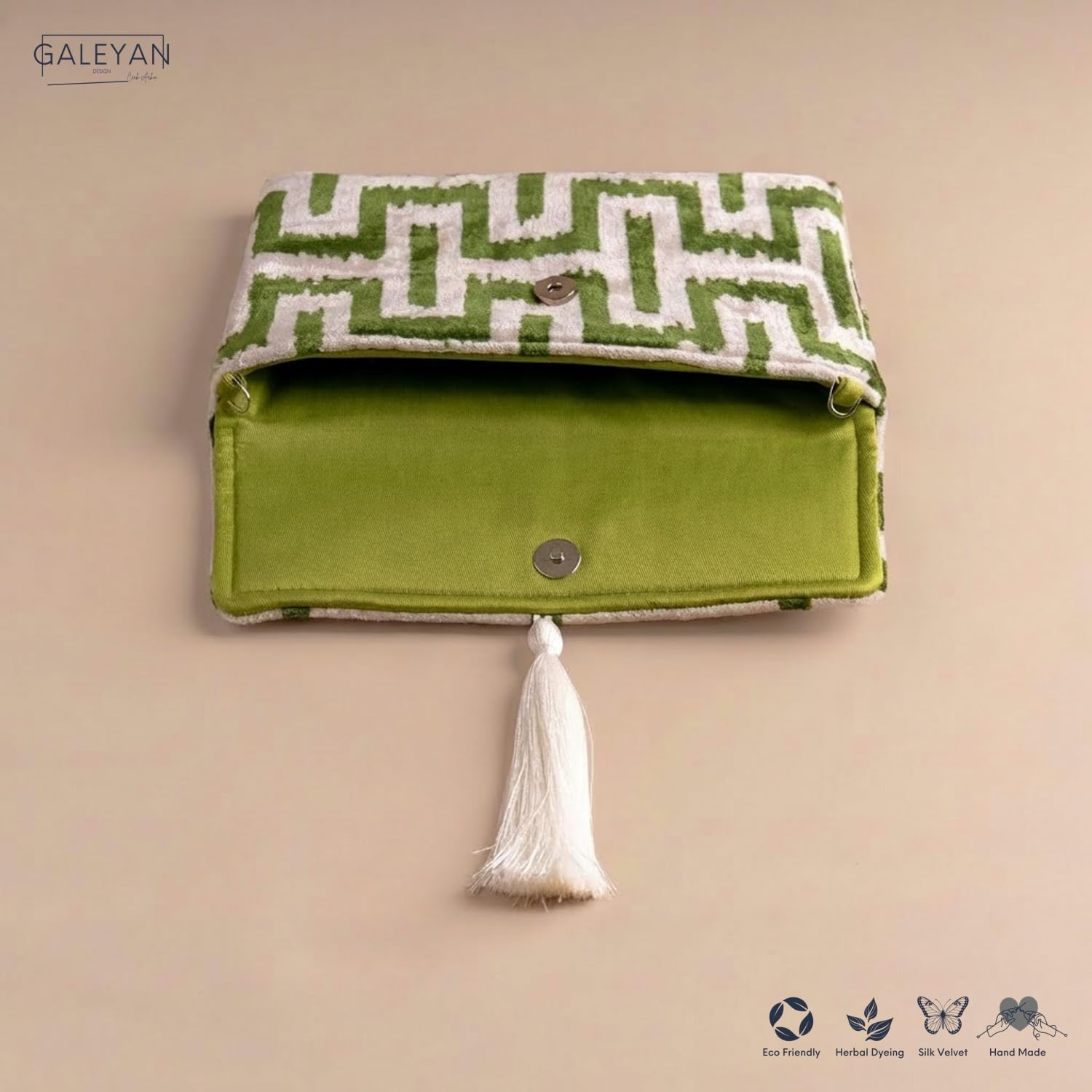 Bolso Ikat de terciopelo de seda hecho a mano, estilo sobre, diseño bohemio, patrón étnico, opción de correa de cadena, bolso de mano de fiesta de noche, bolso de mano premium, blanco roto