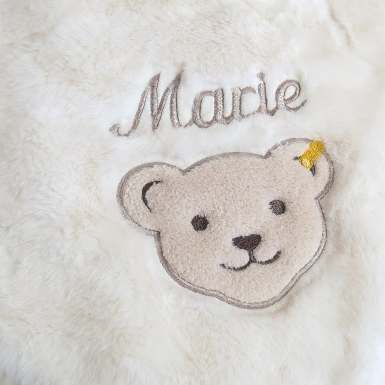 Steiff Babydecke Plüsch mit Ihrem Wunsch-Namen Bestickt cremeweiß 90 cm x 60 cm als Namensdecke personalisierte Webpelz Decke mit Teddy-Applikation eggnogg