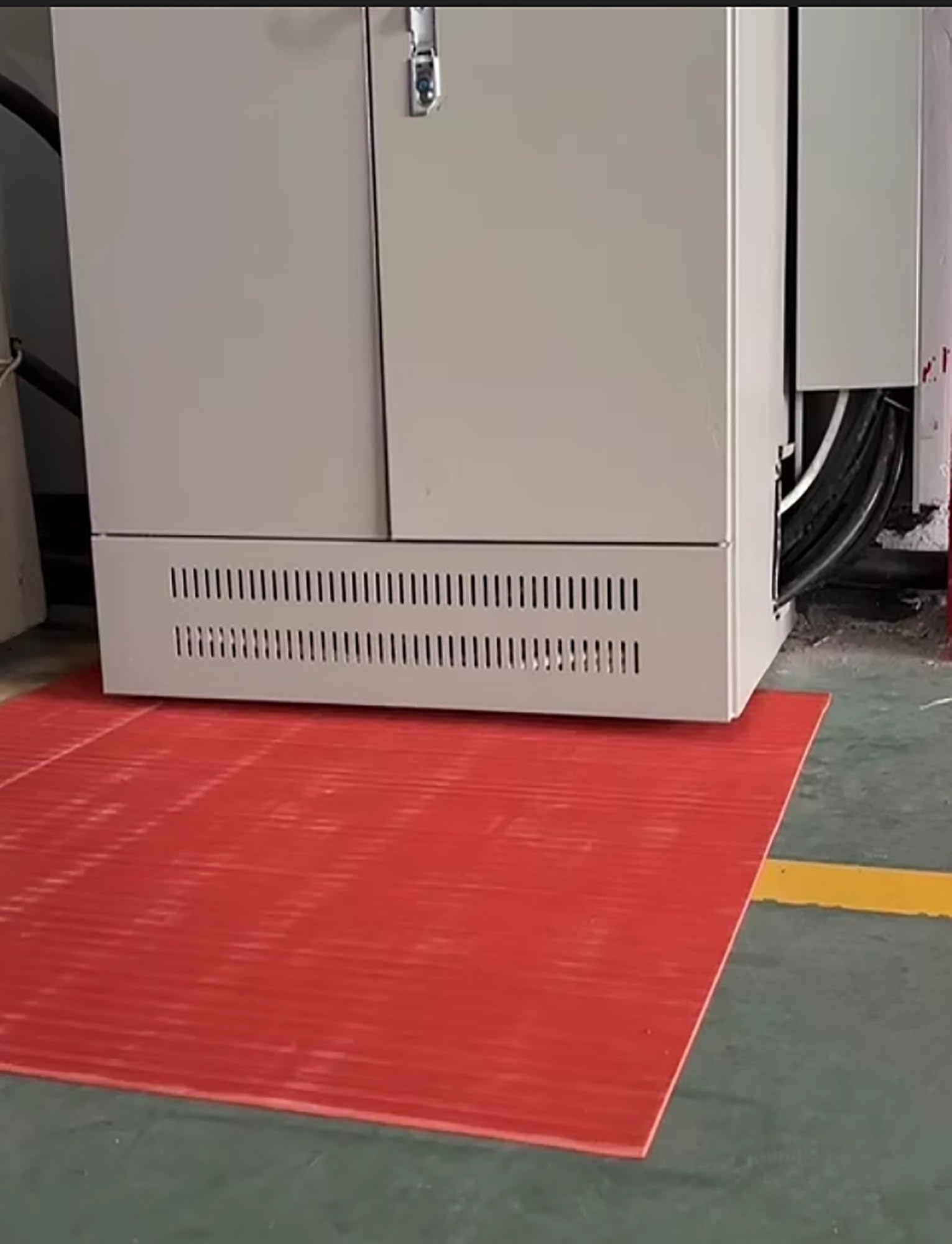 Amazon.co.jp: 絶縁ゴムマット カット可能、滑り止め電気絶縁マット