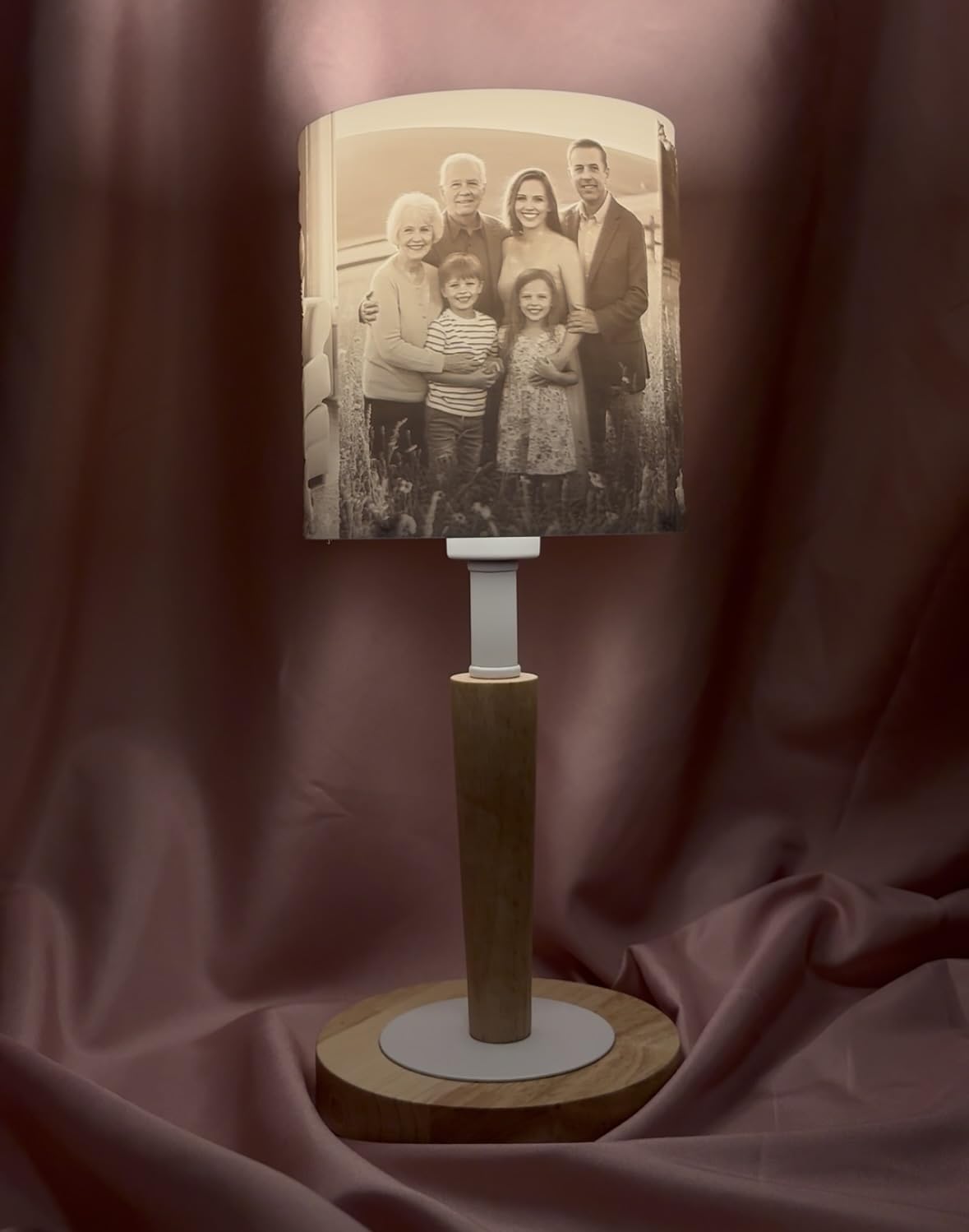 COZY LOOM Lampe mit eigenen Fotos inkl. LED Leuchtmittel – Tischlampe mit Holzfuß – Perfekte Geschenkidee für Weihnachten, Geburtstag, Valentinstag, Hochzeit (Schirm mit 3 Fotos)