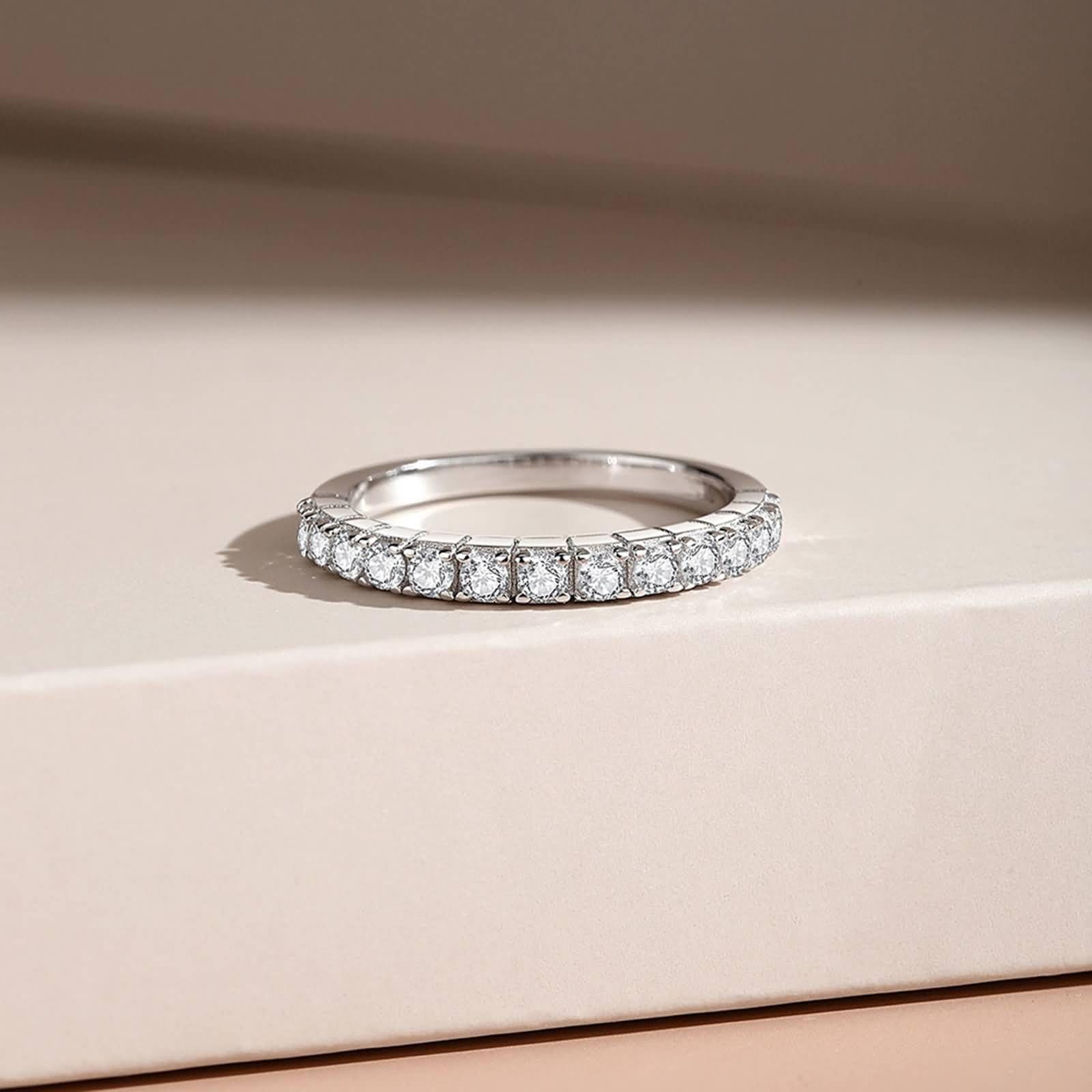 Anillos de promesa simples para mujer, anillo apilable con moissanita redonda de 2 mm, plata, oro blanco y platino