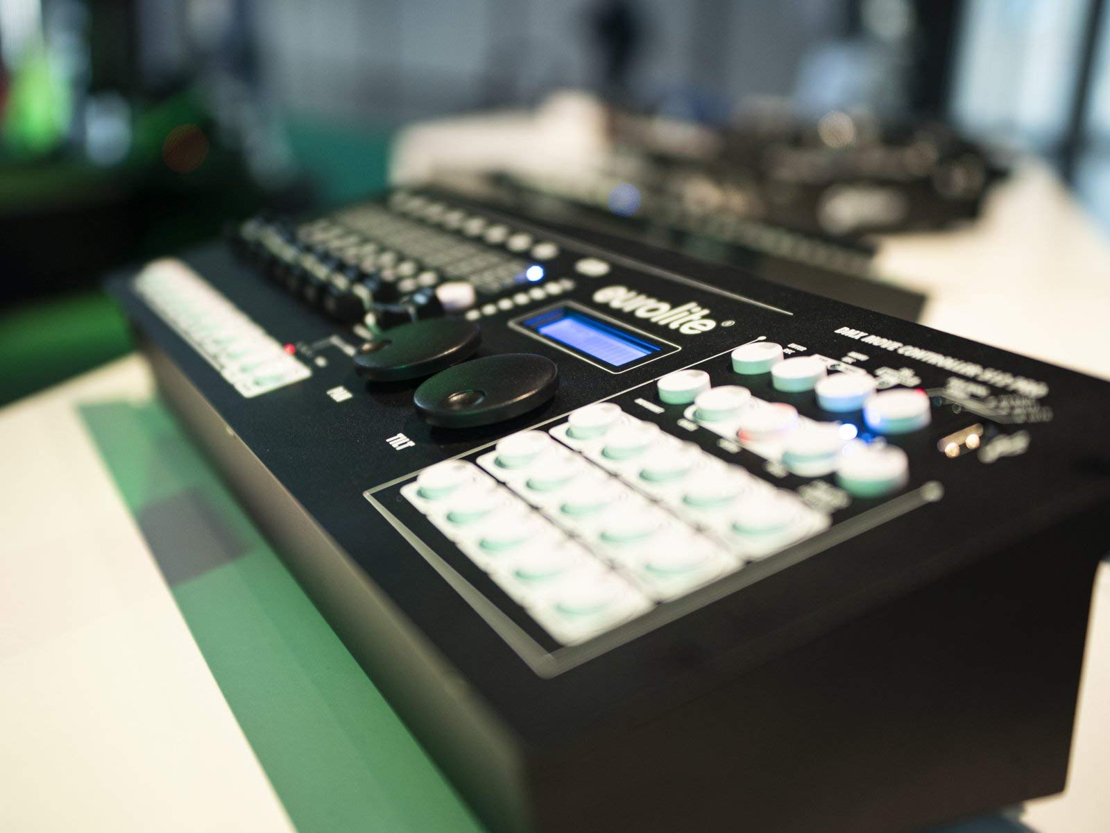 EUROLITE DMX Move Controller 512 PRO | Pult mit Motorfadern, Farb- & Bewegungseffekten (24 Geräte/34 Kanäle)