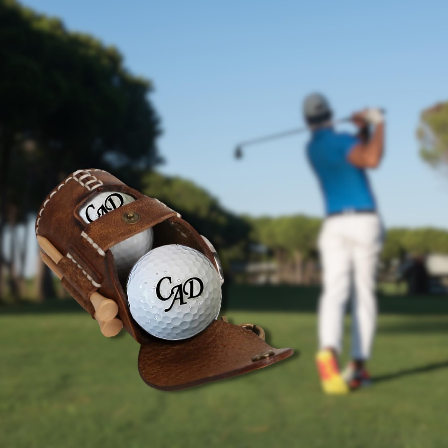 Étui en cuir pour balle de golf avec initiales gravées au laser - Personnalisable - Avec 4 balles de golf Wilson Ultra