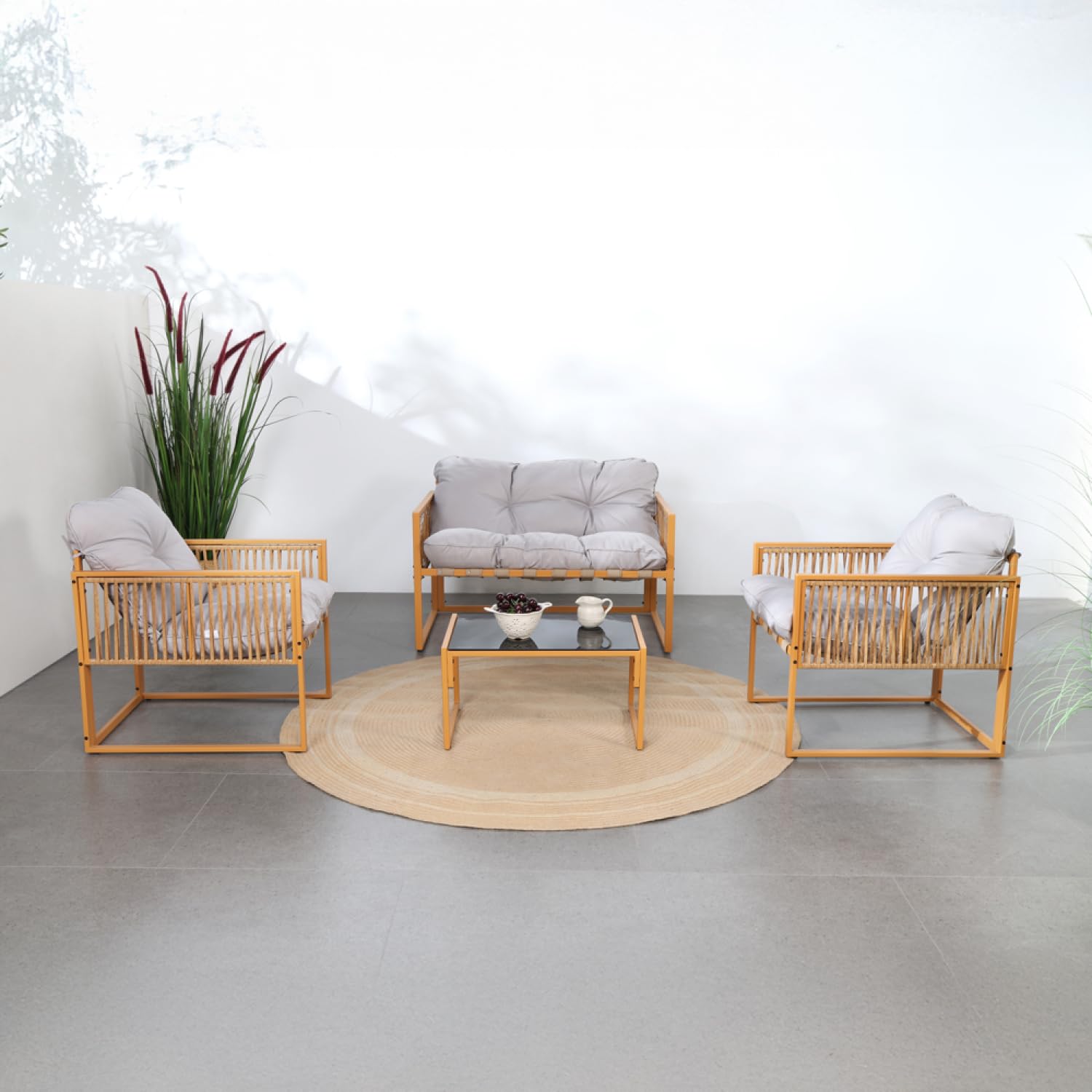 Concepto de fábrica | Salón de jardín TURINI 4 plazas efecto ratán natural | 2 sillones + sofá de 2 plazas + mesa de vidrio templado | Cojines gris claro repelentes de 12 cm | Diseño compacto y cómodo