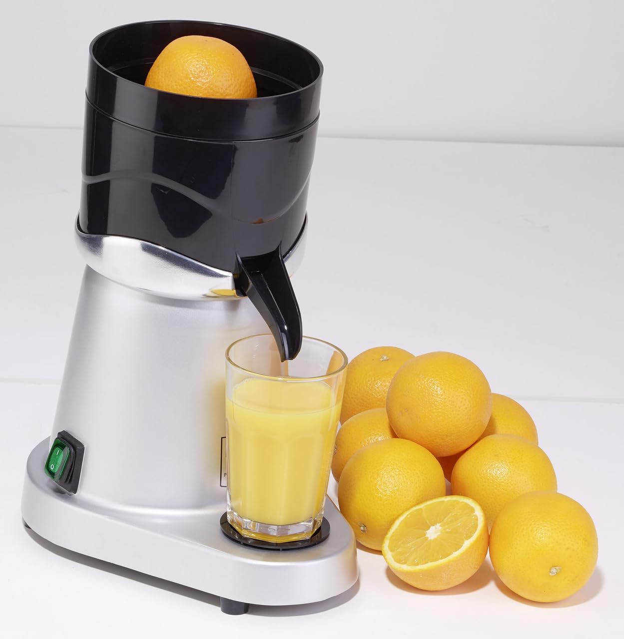 METRO Professional Spremiagrumi elettrico GJU1101, alluminio/plastica, 180 W, vassoio raccogli-gocce rimovibile, 200ml/min, argento/nero