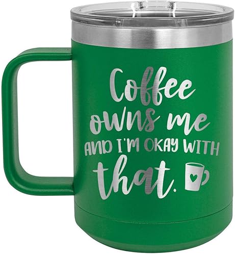 Taza de café con tapa abatible, diseño de café de viaje aislado con texto en inglés "Coffee OWNS ME AND I'M OKAY with THAT 15 oz con tapa superior