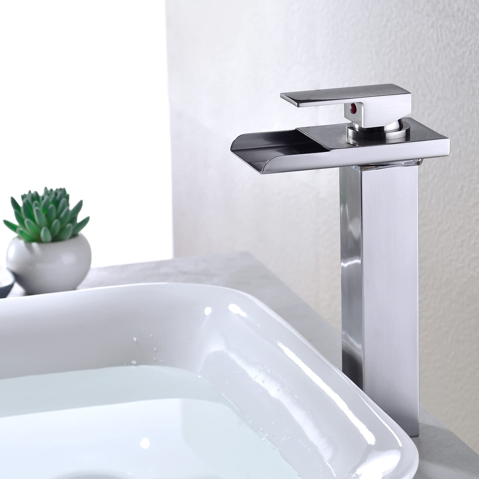 Grifo del fregadero del lavabo de la sola mano, boquilla llevada de la cascada de la tecnología ligera, grifo cromado del cuarto de baño del solo agujero
