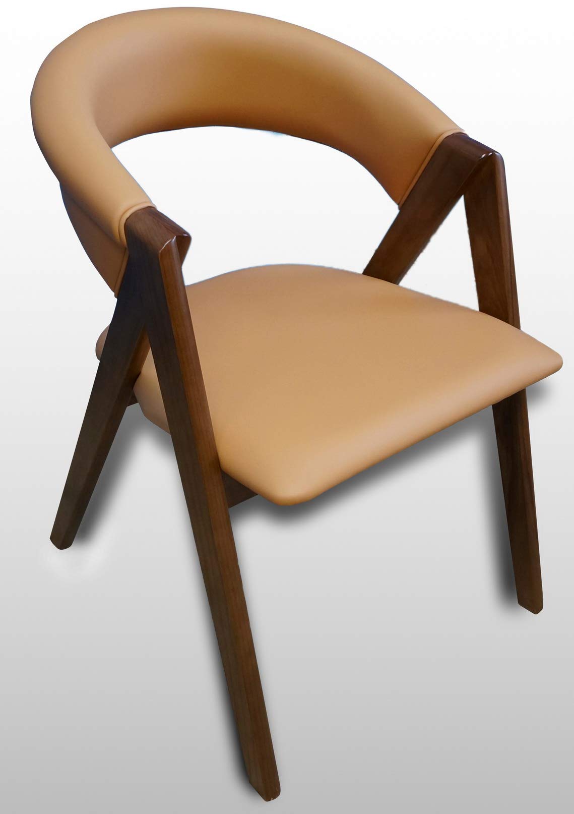 Chaise en bois massif scandinave, le charme authentique d'une assise chaleureuse avec accoudoirs