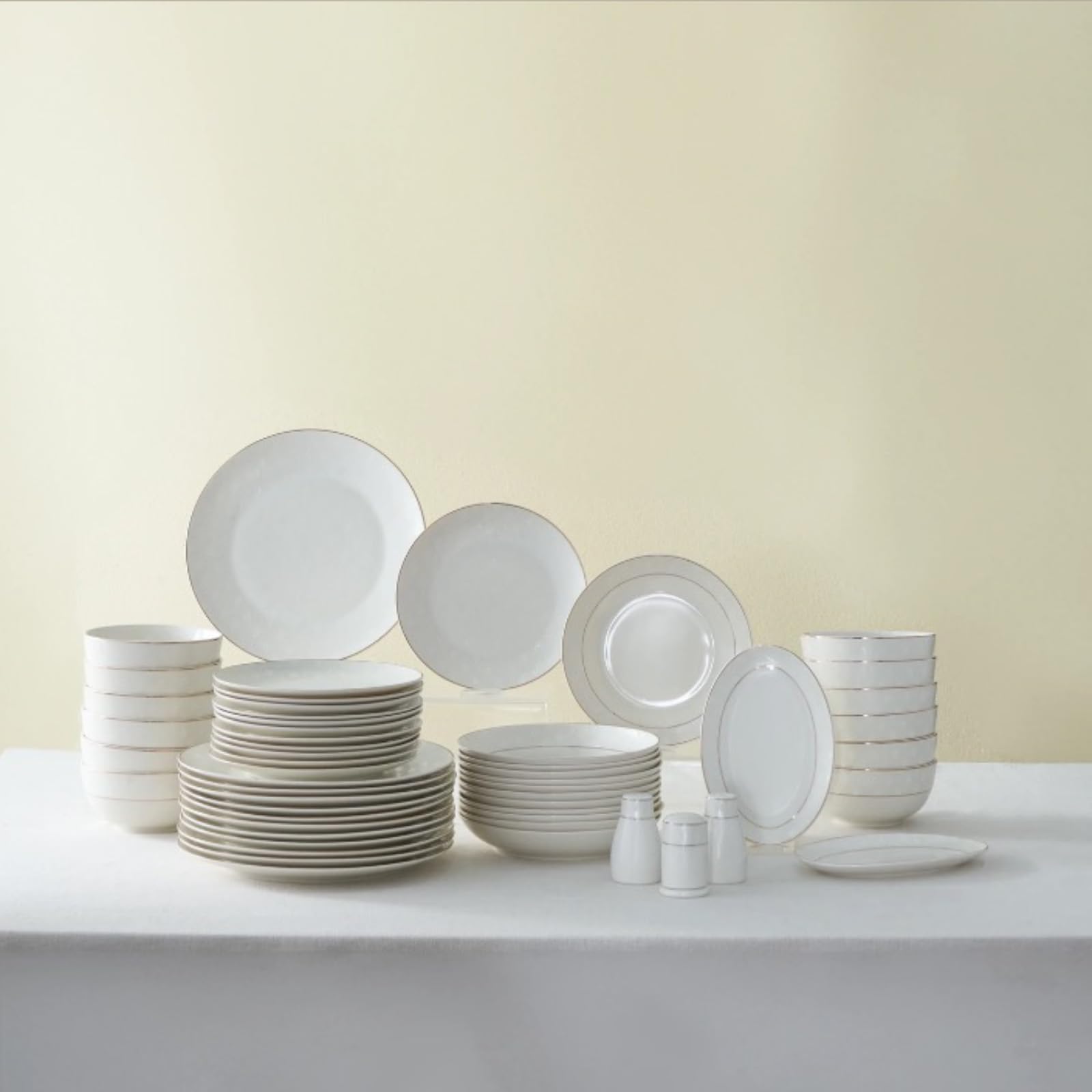 Karaca Set di stoviglie da cucina moderno per 12 persone, in porcellana Bone China, lavabili in lavastoviglie, durevoli ed eleganti, finiture dorate, 53 pezzi
