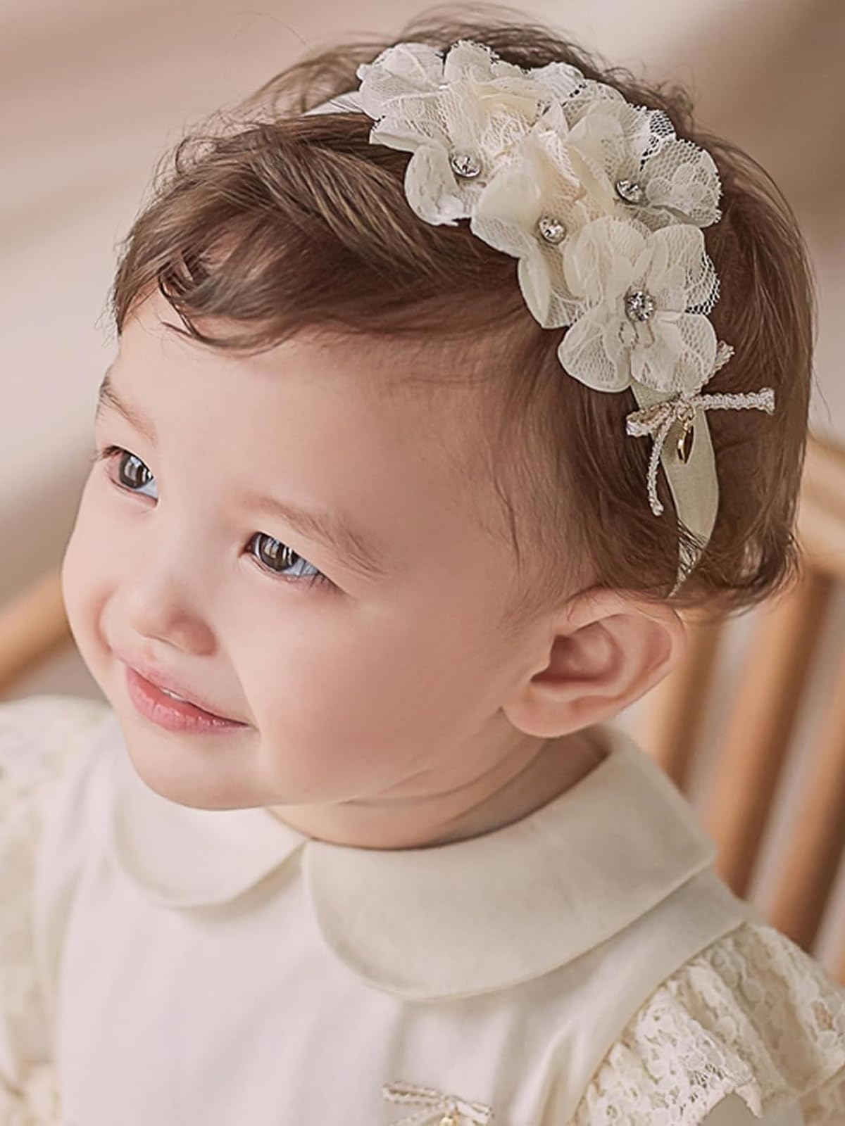 Spitzen-Stirnbänder für Babys und Mädchen mit Schleife und Blumen Tauf-Stirnband Elastisch Blumen Haarbänder Weiche Spitze Haar Accessoire für Neugeborene (Beige Blumen,Einheitsgröße)