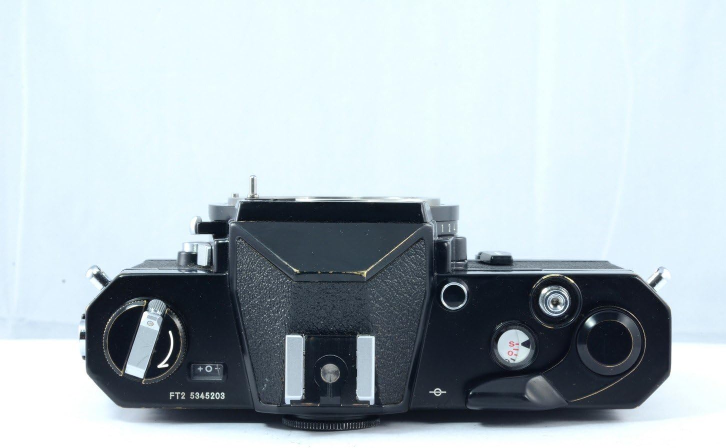 רֹאשׁ view of Nikon Nikkormat FT2 camera showing shutter speed dial and film speed setting
