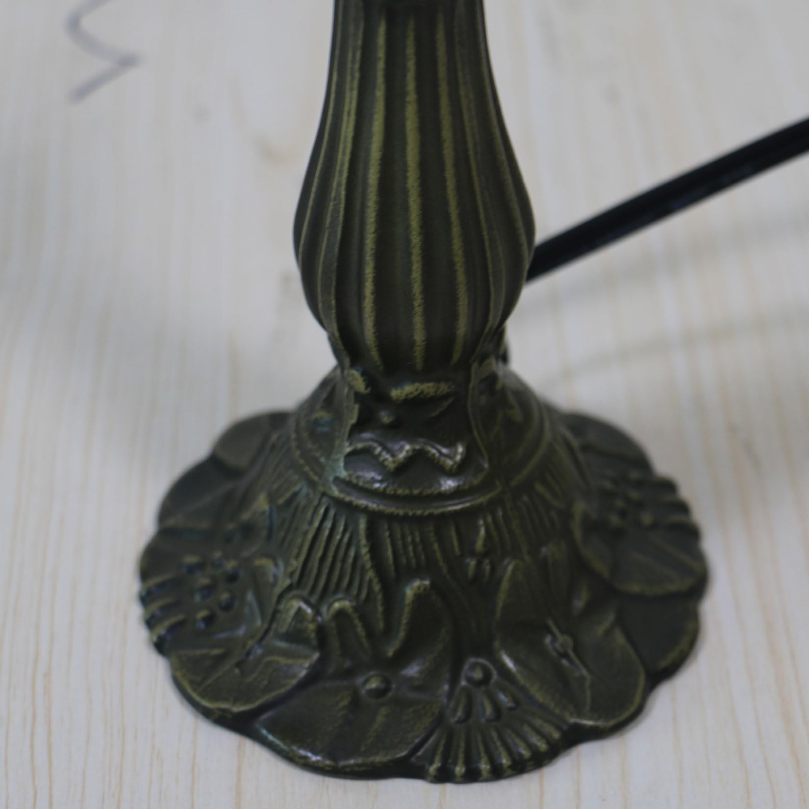 BOTOWI Antiker Bronze-Tischlampensockel mit E26 / E27X1-Lampenfassung für 8-Zoll-Lampenschirm aus Tiffany-Stil Buntglas-Lampenschirm Masthöhe 15-Zoll-Retro-Legierungs-Lampenfassung Ersatz