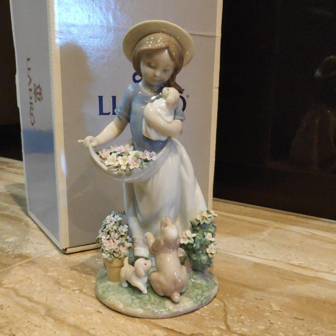 置物 LLADRO A ROMP IN THE GARDEN A Romp in The Garden Girl Figurine | Lladró® Europe