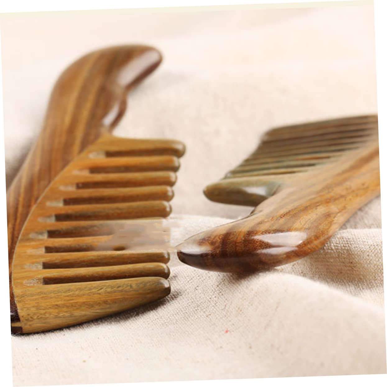 Peine de Sándalo de Dientes Anchos y Compactos para Masaje | Color Caqui, Formato Ligero y Portátil, Uso Doméstico Diario, Peine Masajeador Capilar de Madera