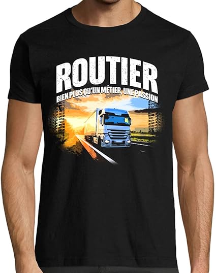 Mockup De Camiseta En La Carretera Con Hombre Y Camión En El Desierto