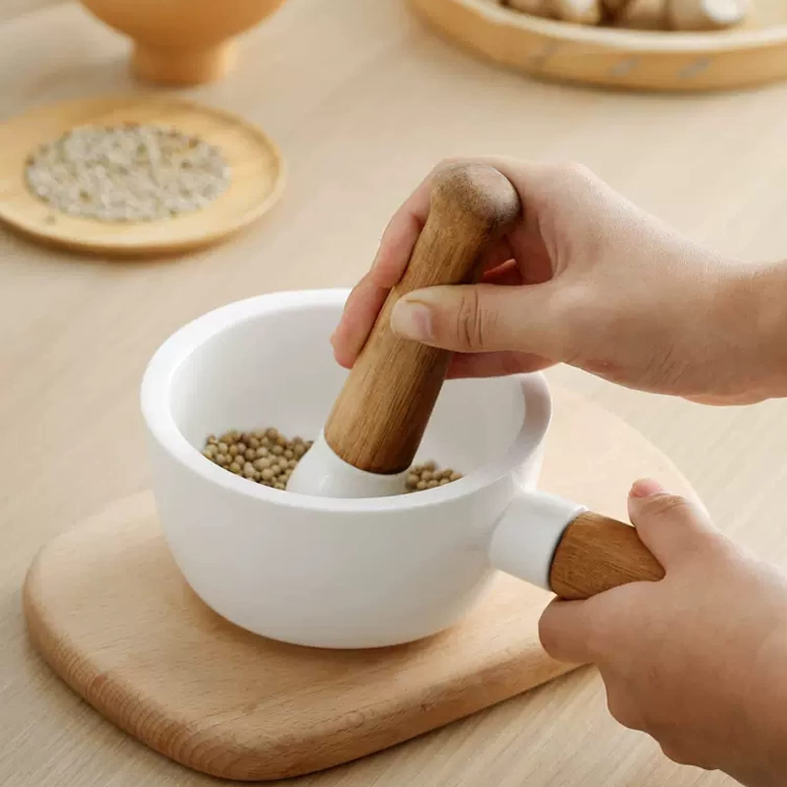 Prensa de ajos de acero inoxidable Mortero y mortero de porcelana, juego de triturador de píldoras de molinillo de hierbas de cerámica con pico y asas de madera, blanco, 4.9 pulgadas Trituradora de aj