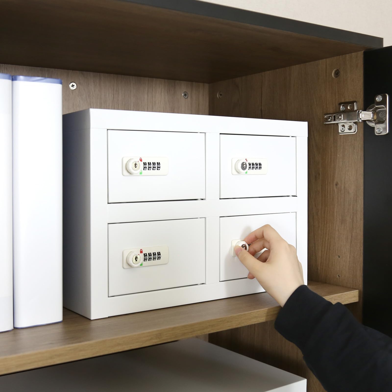 Amazon.co.jp: 貴重品ロッカー 金庫 4人用 鍵付き 幅40cm 奥行28cm 高