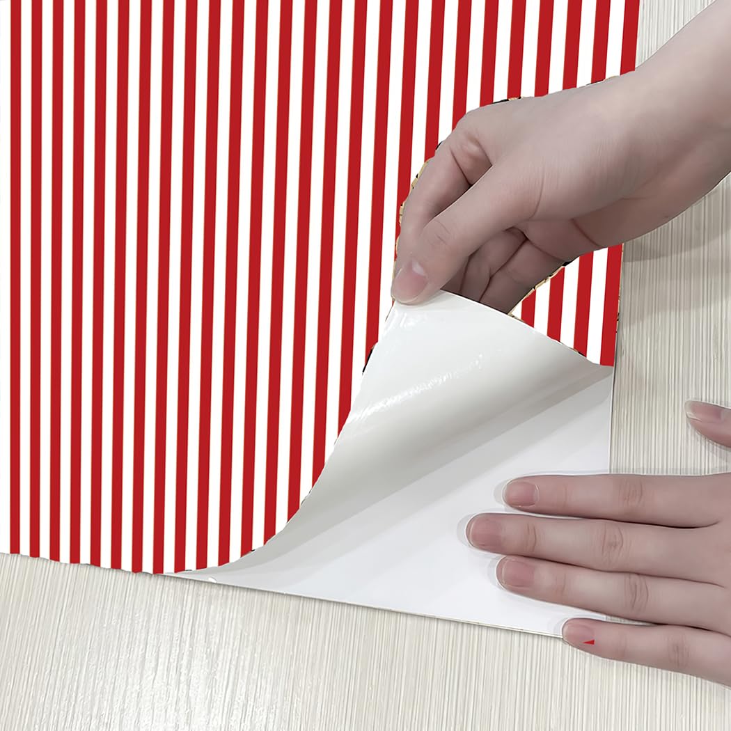Papier peint rayé rouge et blanc pour une chambre d'enfant rétro