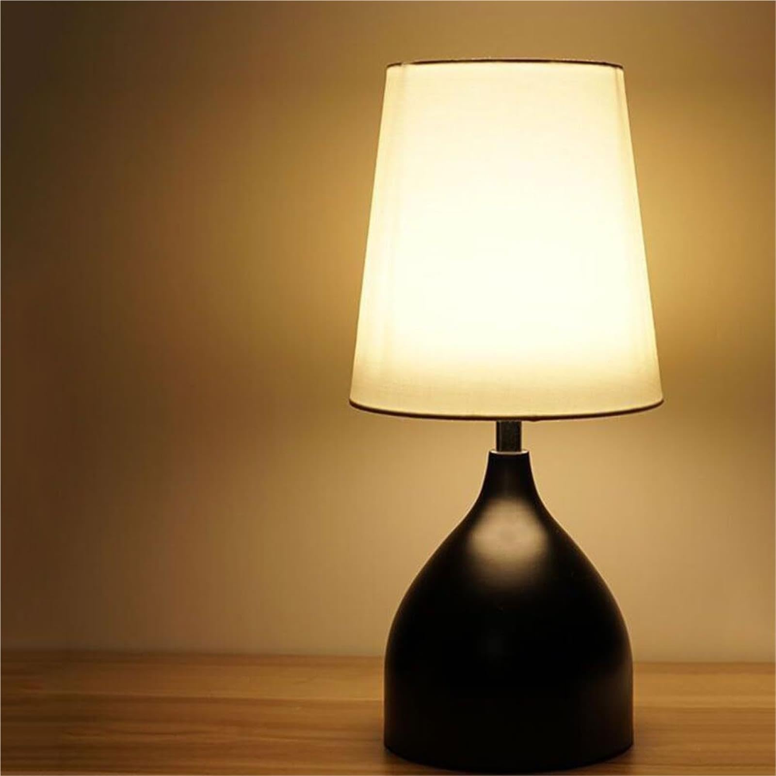 Ciepła i romantyczna lampa biurkowa nowoczesne minimalistyczne