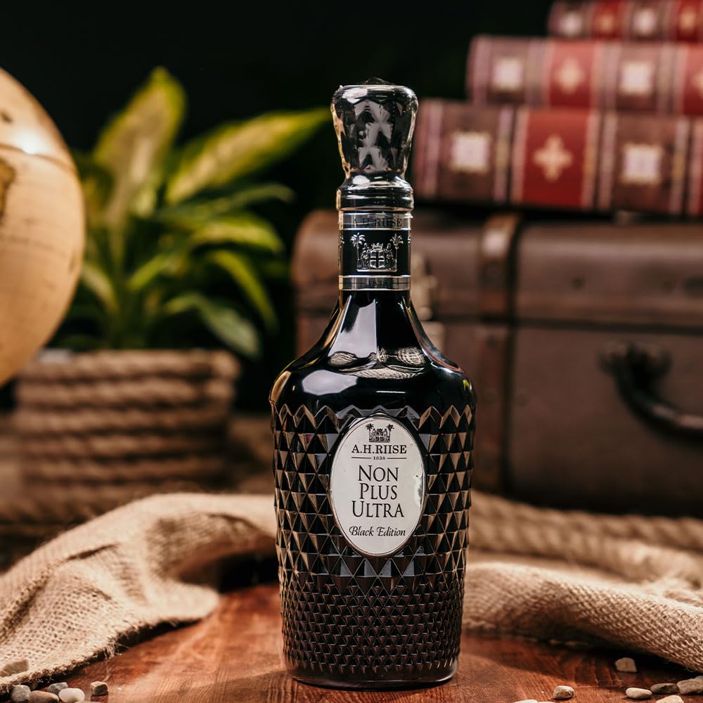 A.H. Riise Non Plus Ultra Black Edition | Premium Spirituose auf Rumbasis | Edles Design | Angenehmer, lieblicher Geschmack | 700 ml | 42% Vol