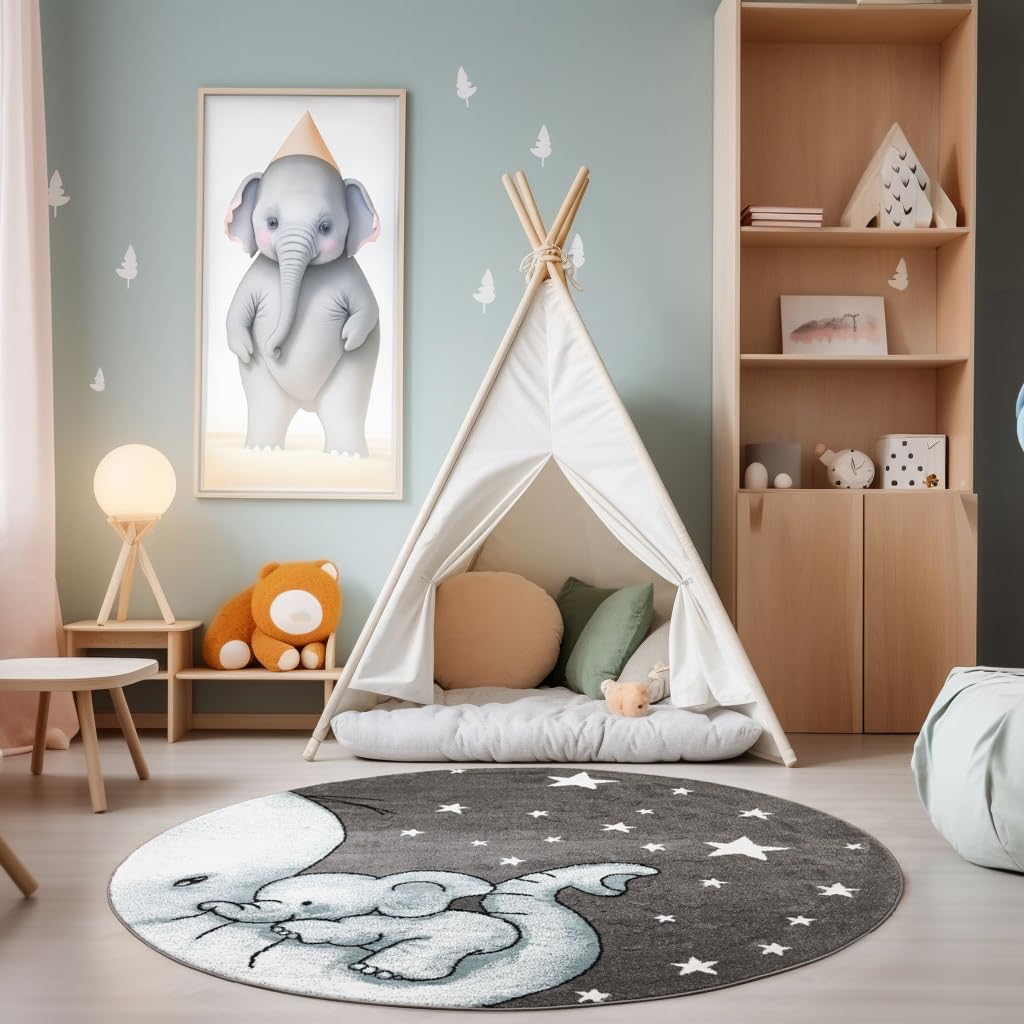 Sedia Nera Allo Scrtorio Nell'interno Della Stanza Del Bambino Con Le Finestre Il Letto E Piante Foto Reale Image131511550