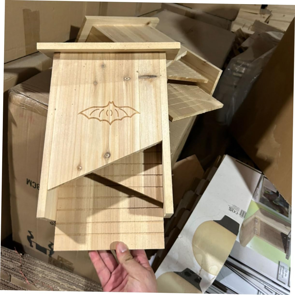 Sosoport Outdoor Bat House Lightweight Pet Shelter for Handmade Bat -Saving Design for Gardens and Backyards