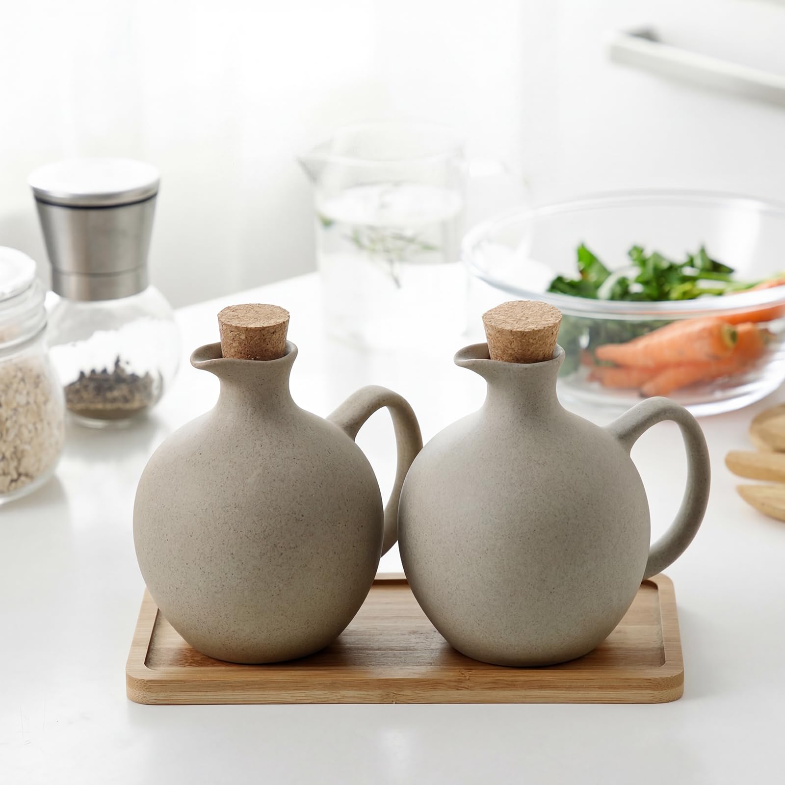 Elsjoy 2er Set Keramik Öl Essig Spender mit Korken und Tablett, 425.2 g Tisch-Ölflaschen Sojasauce Glas, dekorativer Olivenöl-Steinguthalter Essigbehälter für Küche