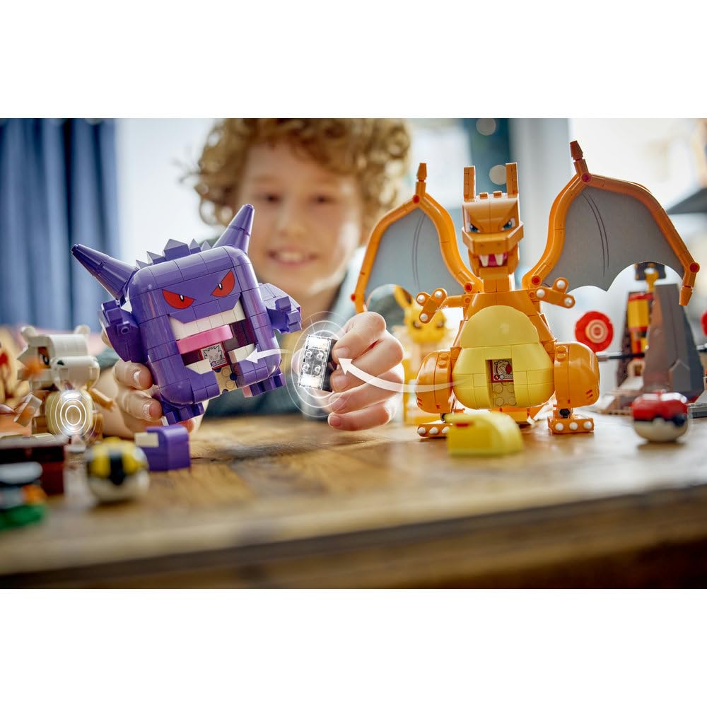 LEGO Pokémon SMART Play: Charizard kontra Jolteon — ostateczna bitwa 72167 | Interaktywna zabawka z Pokémonami, zestaw Wszystko w jednym, 2 SMART klocki, 4 Tagi i ładowarka, dla dzieci 8+, 751 elementów