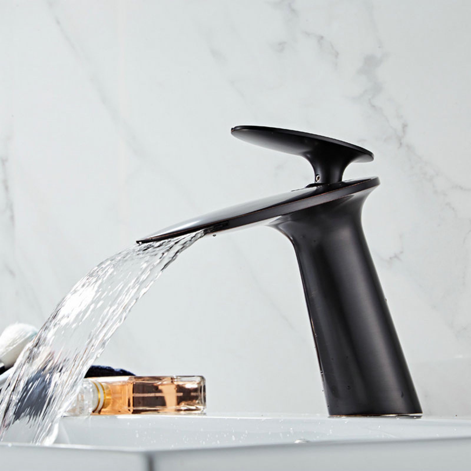Robinet de lavabo double commande pour régler facilement la température de l'eau chaude