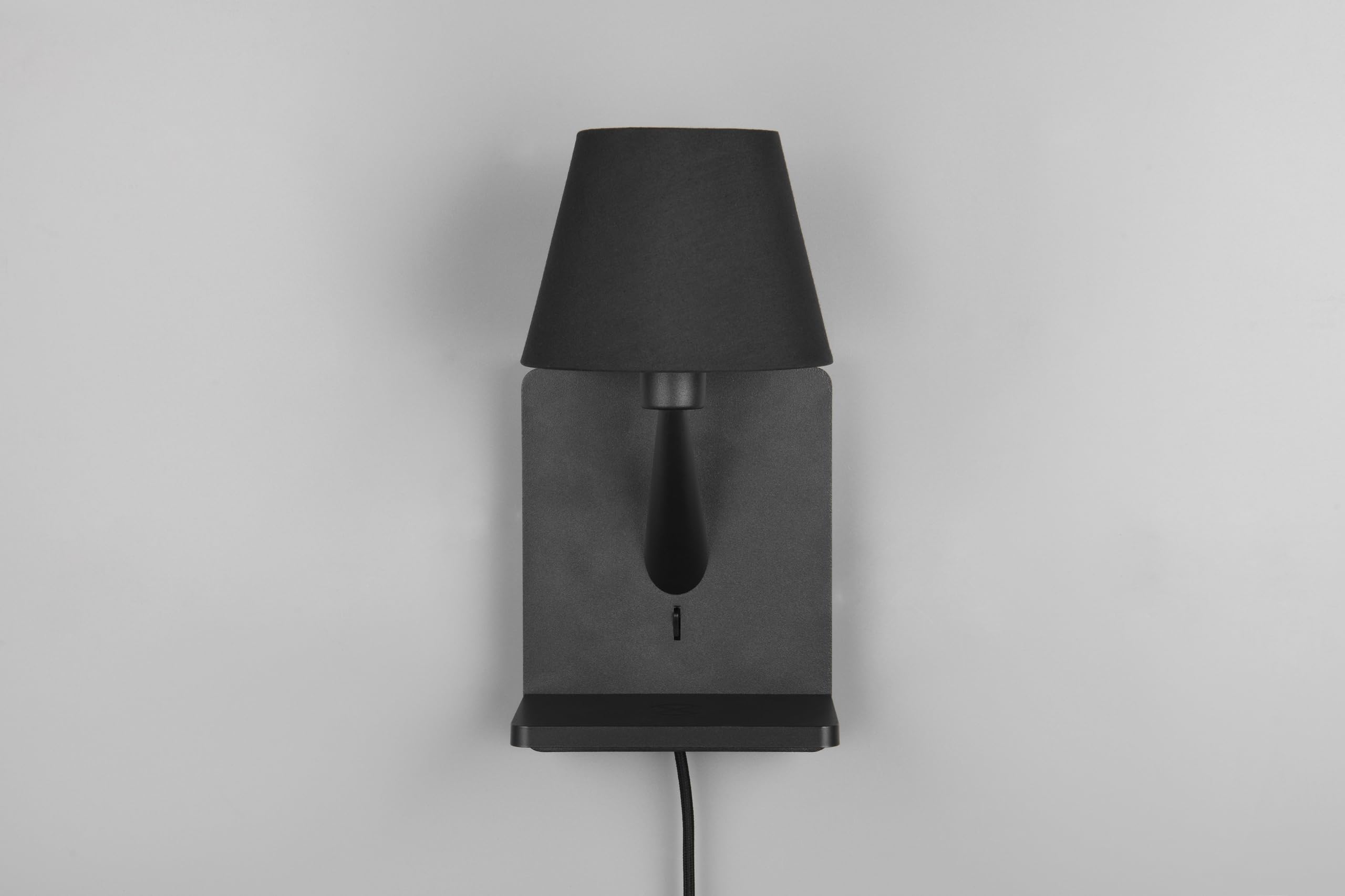 Trio Leuchten Wandleuchte Comfort 262670132, Metall Schwarz matt, Schirm Stoff Schwarz, induktives Ladefeld, USB Ladebuchse |