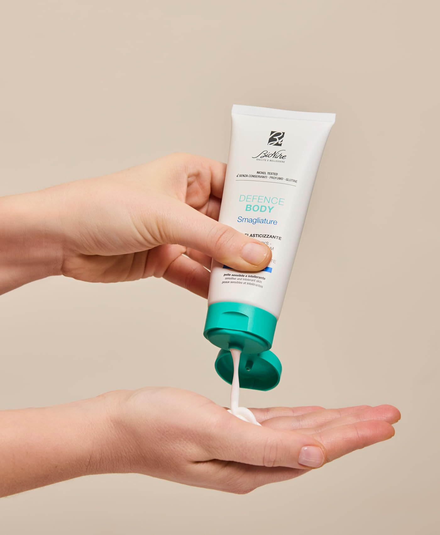 Bionike Defence Body - Crema-Gel Trattamento Anti-cellulite, Azione Drenante e Riducente, per Pelli Sensibili e Intolleranti,400 ml + Crema Smagliature Corpo, Azione Elasticizzante e Rassodante,300 ml