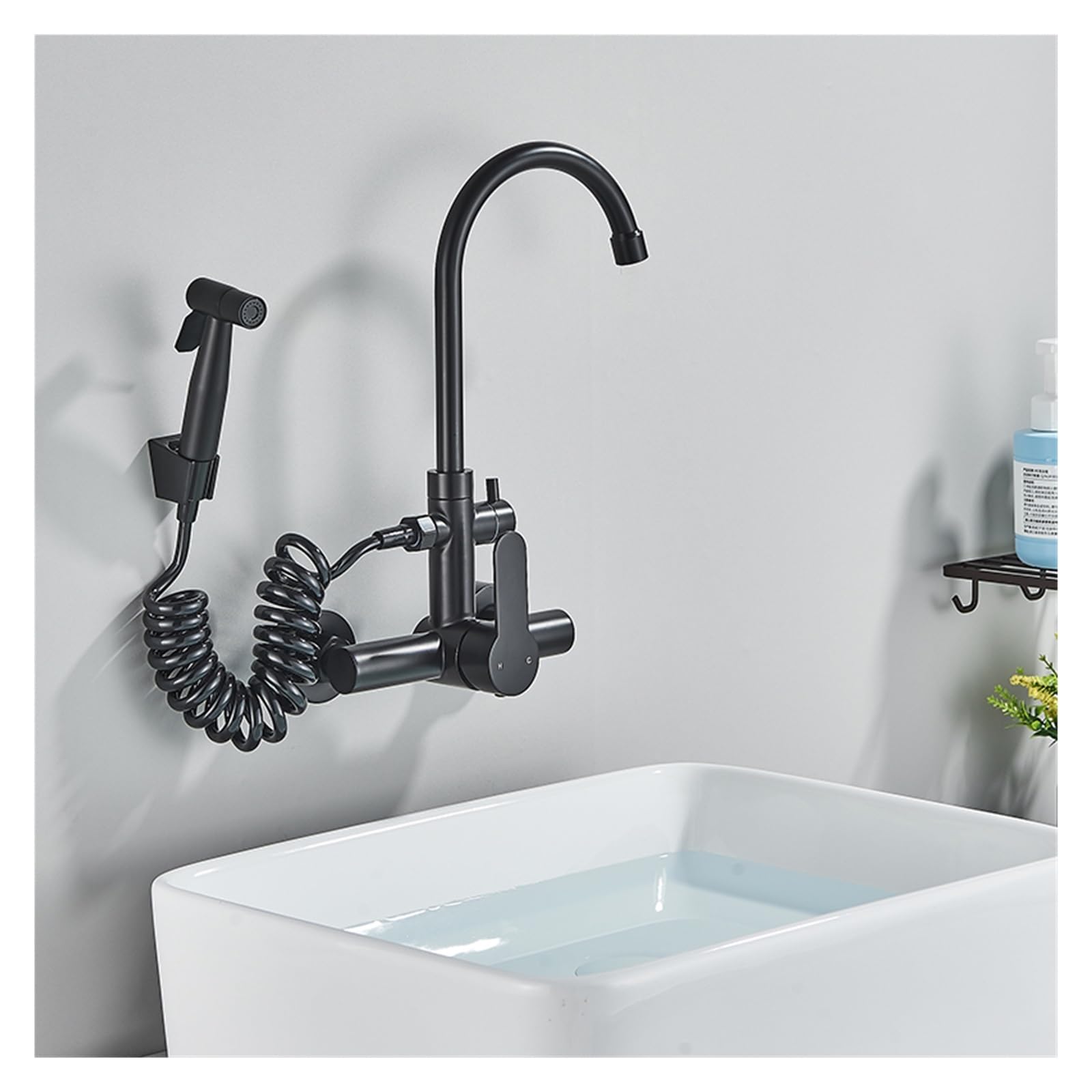 Robinet de lavabo cascade noir mat pour une salle de bains moderne et zen