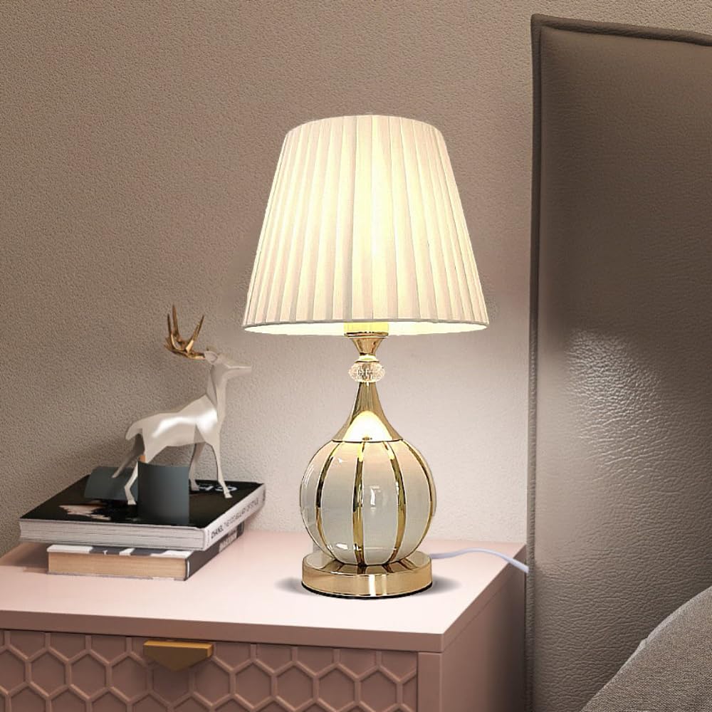 XINYASEE Moderne weiße Keramik-Tischlampe mit goldenen Streifen, Kristallakzenten, plissiertem Stoffschirm, elegante Nachttischlampe für Schlafzimmer, Wohnzimmer, Büro, moderne Einrichtung (Weiß)