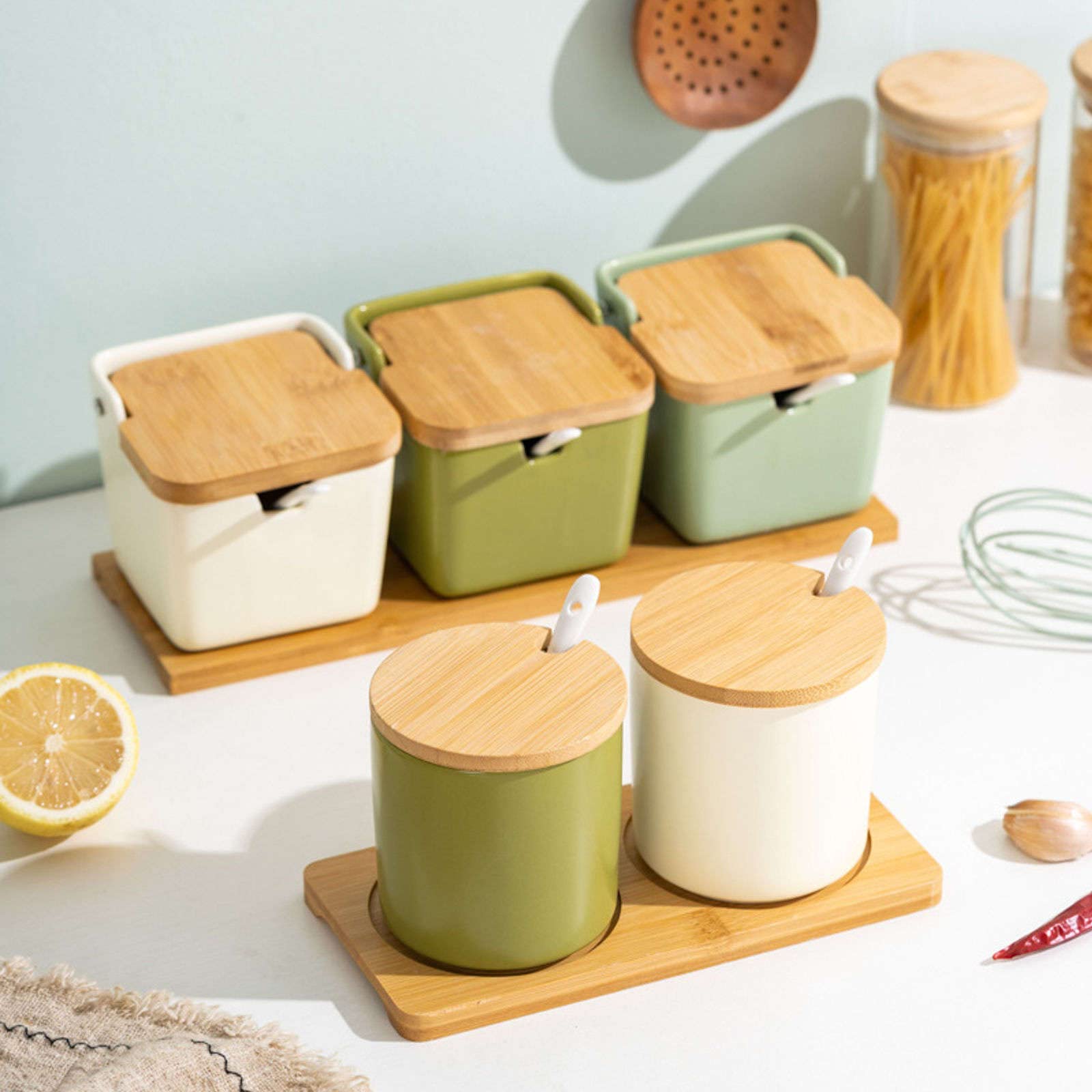 Vorratsdosen aus Glas – nordischer Gewürzbehälter mit Löffel und Holzdeckel, einfaches Gewürzdosen-Set for den Boden, Gewürz-Organizer aus Porzellan, Gewürztöpfe for Küche und Esszimmer, weiß, 2-eckig