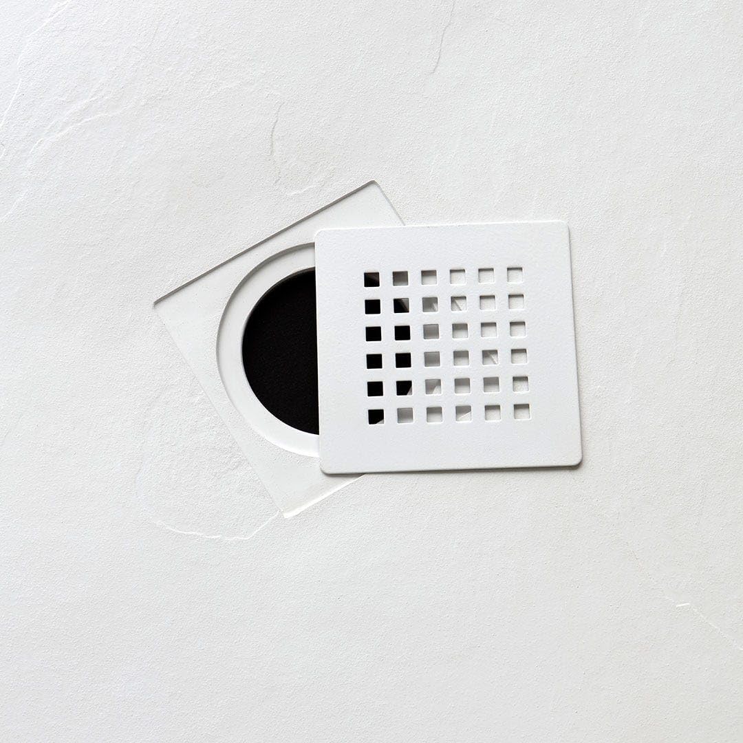 Kiamami Valentina - Piatto Doccia 70x100 Rettangolare Antiscivolo Riducibile in Resina Effetto Pietra Bianco, Solo 2,5 cm di Spessore, Copripiletta Acciaio Incluso