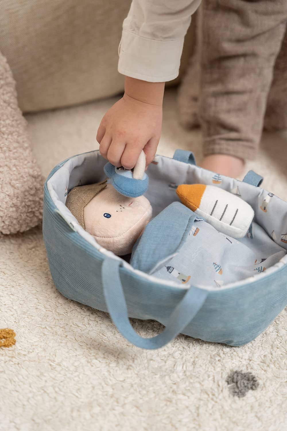 Little Dutch Sailors Bay 4554 - Muñeco de peluche con cesta de transporte y accesorios