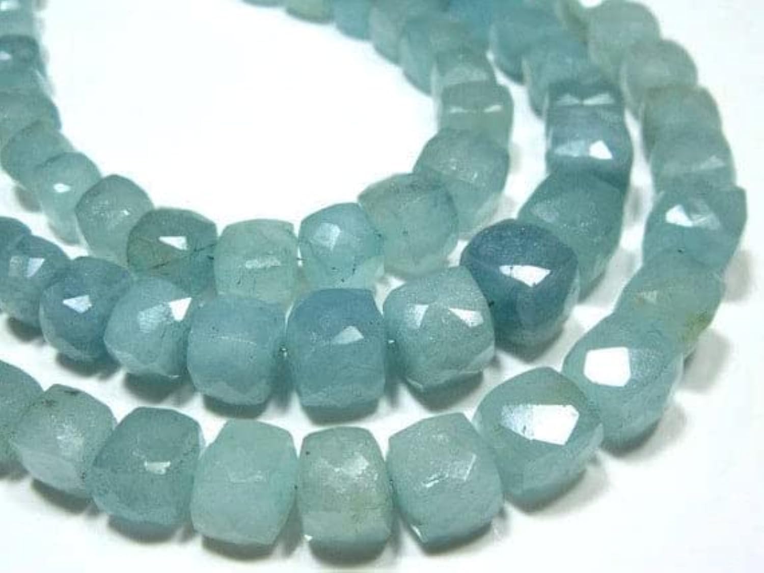 Aigue-marine cube facetté bleu pour créer vos bijoux de plage et d'été bohèmes