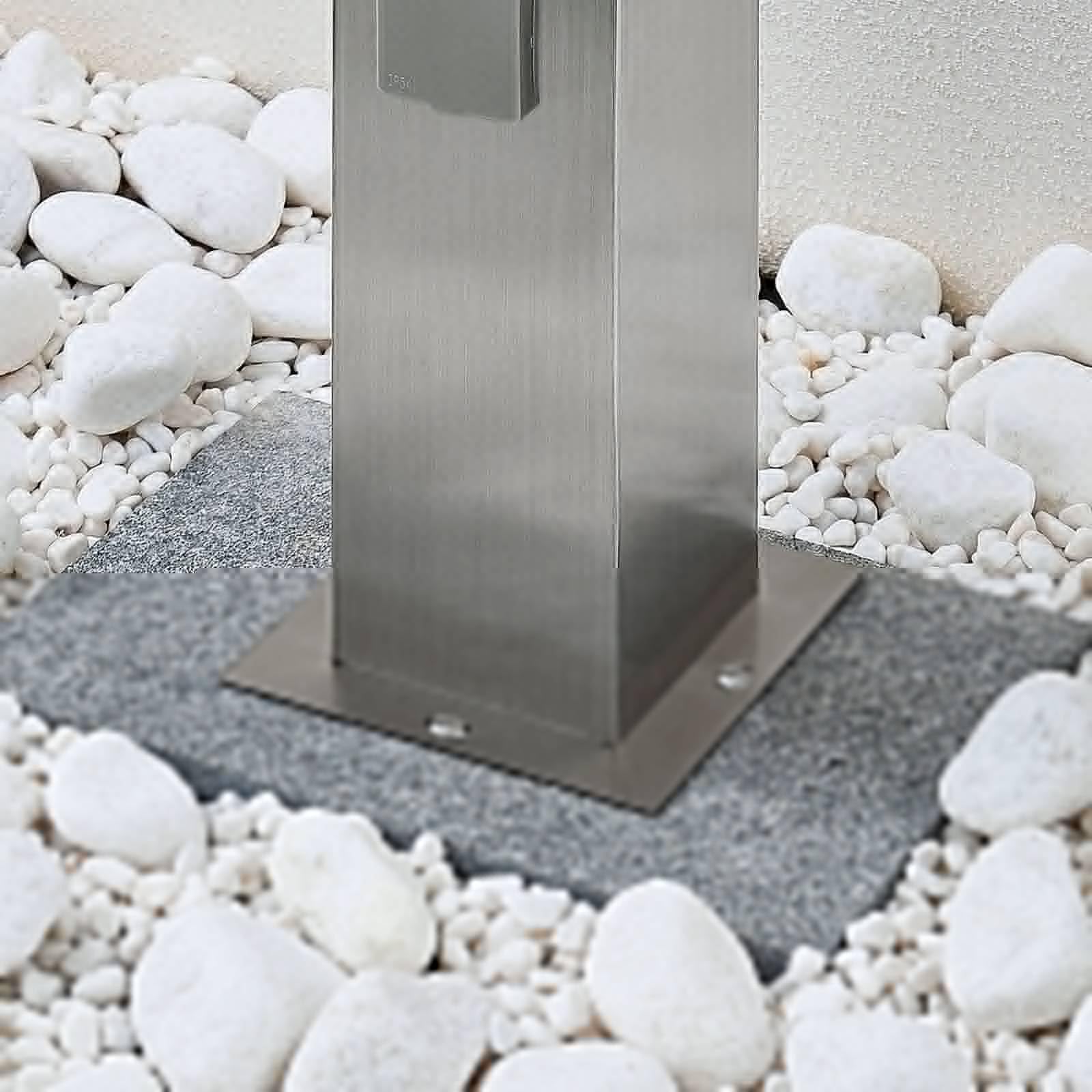Lindby Lampada da Vialetto Con 2 Prese Corrente, IP44, 1x E27, Paletto Luminoso Segnapassi in Acciaio Inox, Lampioncini da Giardino Esterno con Attacco Elettrico, Presa da Giardino a Colonna