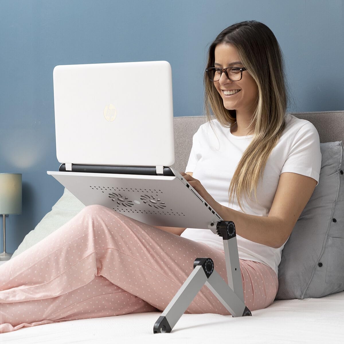 InnovaGoods - Table d'Ordinateur Portable Réglable, Plateau pour Lit, Support Pliable en Aluminium, Ventilation, Hauteur/Inclinaison Ajustables, Argent, Médiano