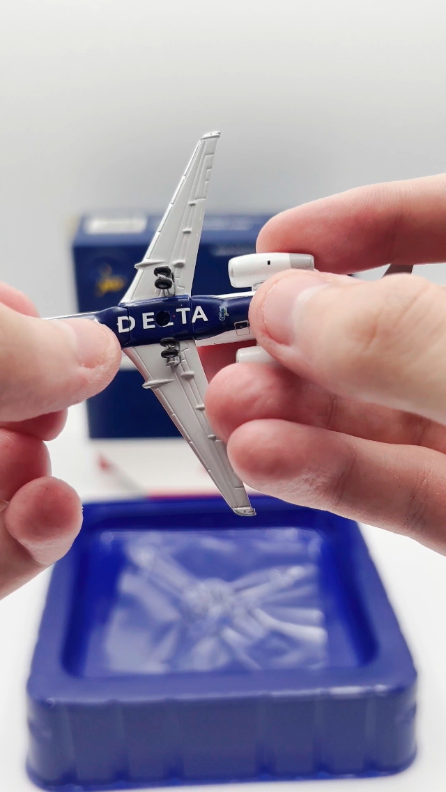 Amazon.com: Boeing 717-200 Commercial Aircraft Delta Airlines