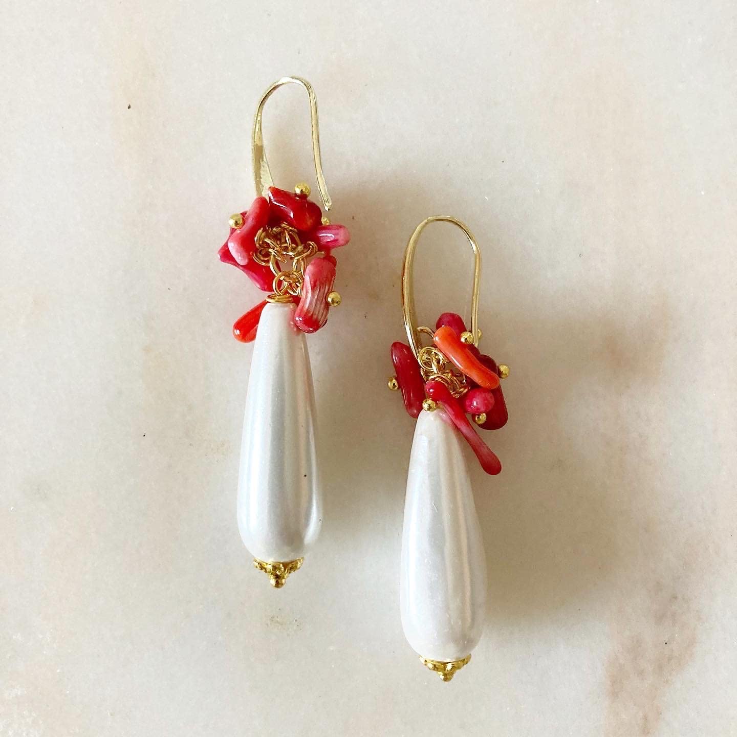 Orecchini con Perle di Maiorca e Corallini Rossi – Orecchini Pendenti Donna Fatti a Mano, Bijoux Artigianali Eleganti, Made in Italy