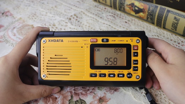 XHDATA D-608WB Wind Up F/A/SW Radio Torch Solar Hand Crank Eergency