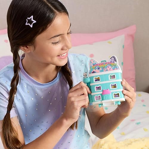 Miniatura 7 de Polly Pocket x Gabby's Dollhouse Compacto, Micro Muñecas y Juego de 9 Accesorios Temáticos, Pandy Paws, Cakey y Mercat Pet Friends