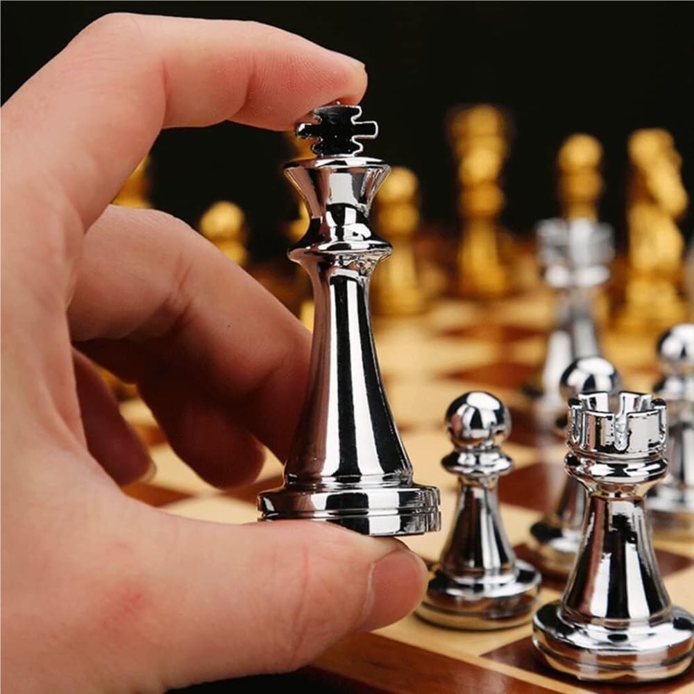 Retro Schachspiel aus Metall mit faltbarem Holz-Schachbrett und klassischen handgefertigten Standardstücken Schachspiel aus Metall für Kinder und Erwachsene. tragbares Schachbrett