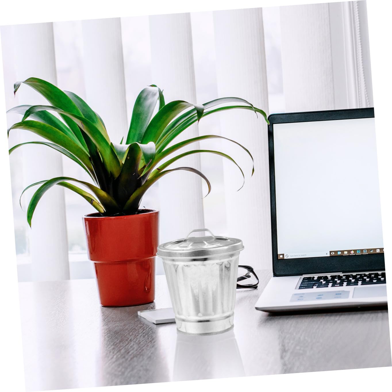 2pcs Galvanized Iron Desktop Trash Buckets with Lid Mini Wastebaskets for Home Office Dorm Small Garbage Can Sturdy Metal Container for Storage and Desk Organization